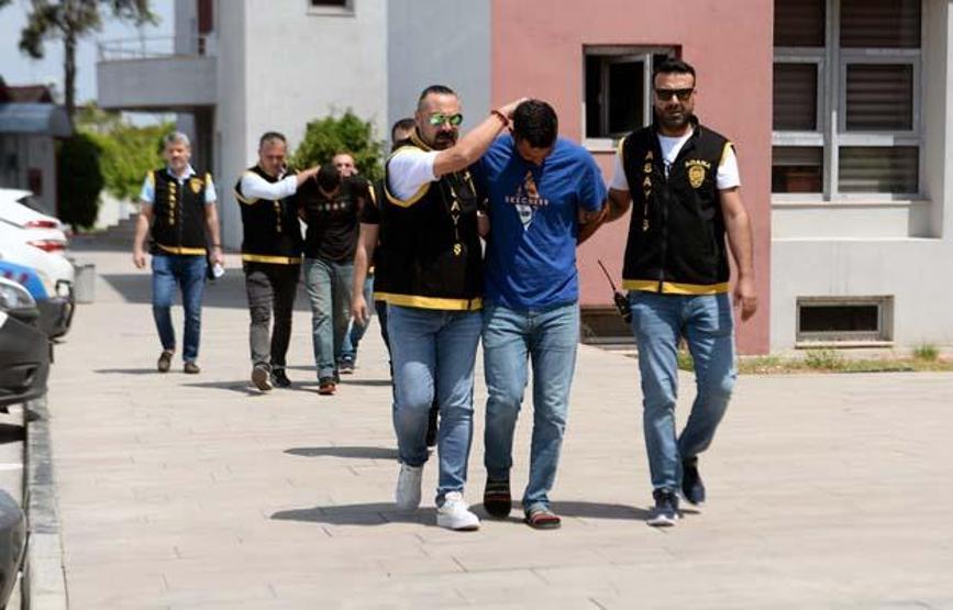 Kuyumcuyu bacaklarından vurup, yarım kilo altınla kaçan soyguncular yakalandı