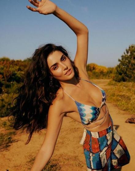 Aleyna Tilkinin ardından Hande Erçel de arabada poz verdi