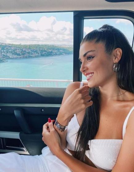 Aleyna Tilkinin ardından Hande Erçel de arabada poz verdi