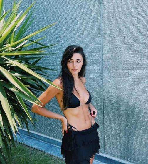 Aleyna Tilkinin ardından Hande Erçel de arabada poz verdi