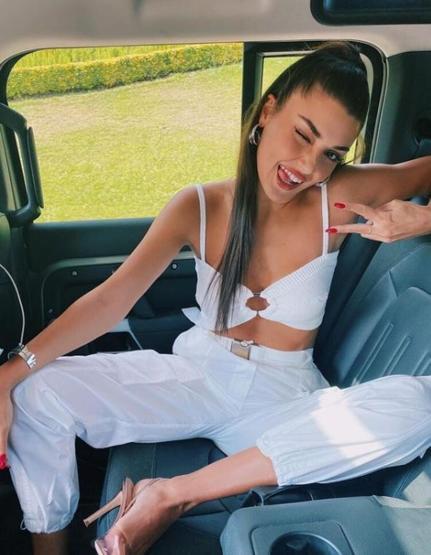 Aleyna Tilkinin ardından Hande Erçel de arabada poz verdi