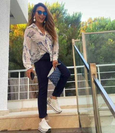 Aslı Hünel bikinili görüntülenmemek için böyle denize girdi