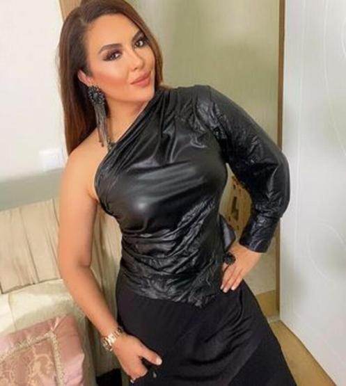 Aslı Hünel bikinili görüntülenmemek için böyle denize girdi