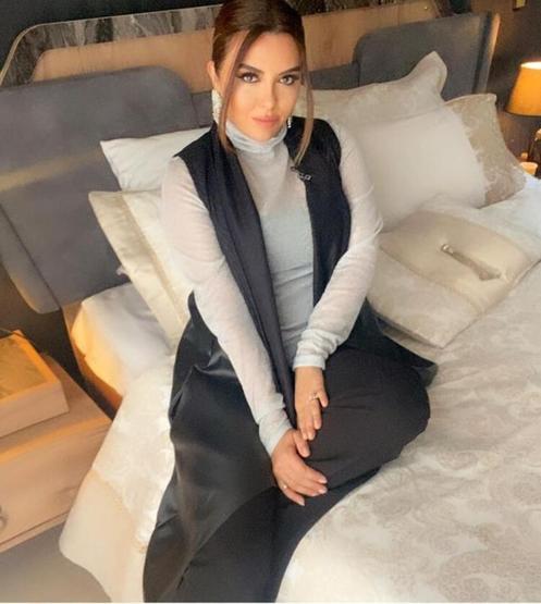 Aslı Hünel bikinili görüntülenmemek için böyle denize girdi