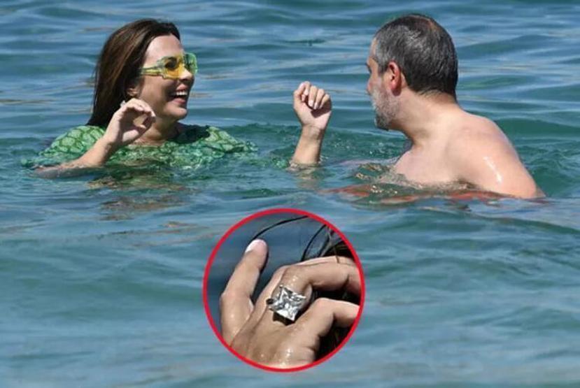Aslı Hünel bikinili görüntülenmemek için böyle denize girdi