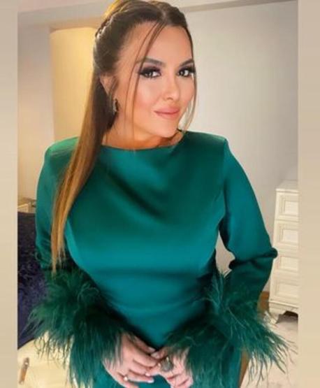 Aslı Hünel bikinili görüntülenmemek için böyle denize girdi