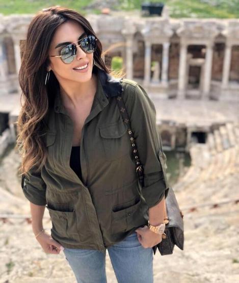 Aslı Hünel bikinili görüntülenmemek için böyle denize girdi