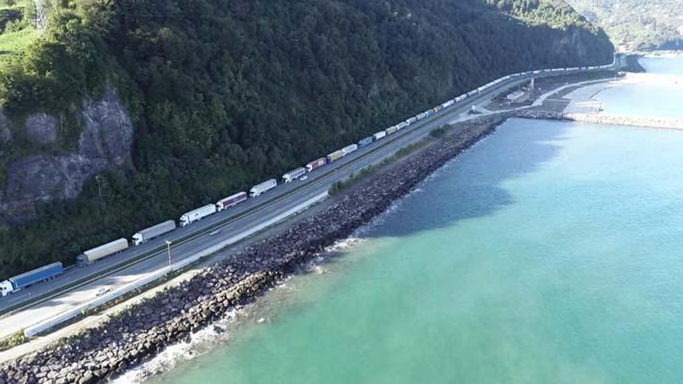 Heyelan sahasındaki TIR kuyruğunda korkulu bekleyiş