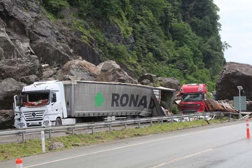 Heyelan sahasındaki TIR kuyruğunda korkulu bekleyiş