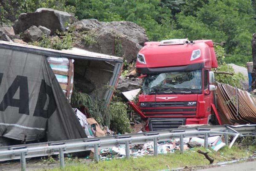 Heyelan sahasındaki TIR kuyruğunda korkulu bekleyiş