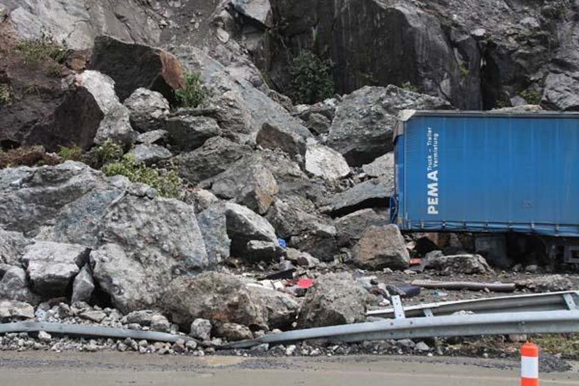 Heyelan sahasındaki TIR kuyruğunda korkulu bekleyiş