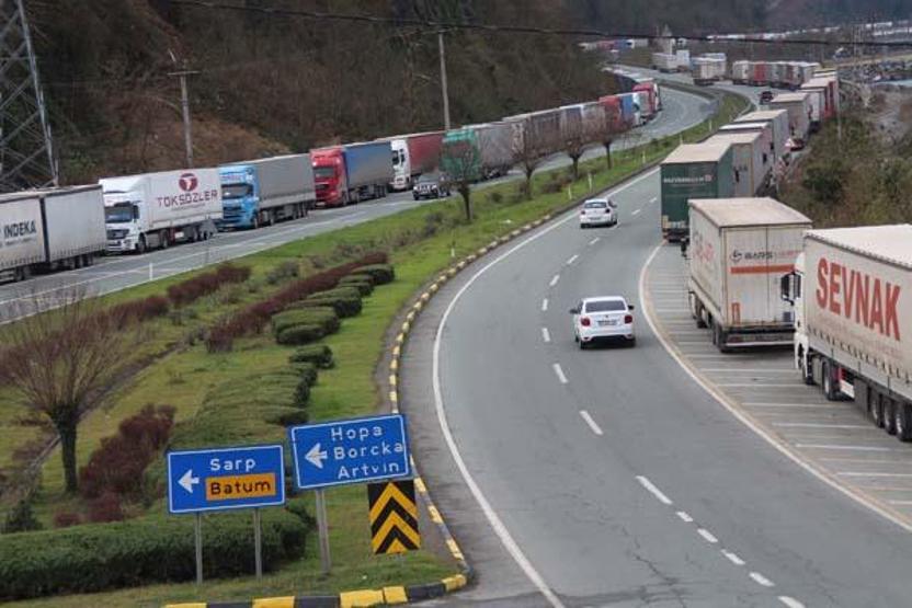 Heyelan sahasındaki TIR kuyruğunda korkulu bekleyiş