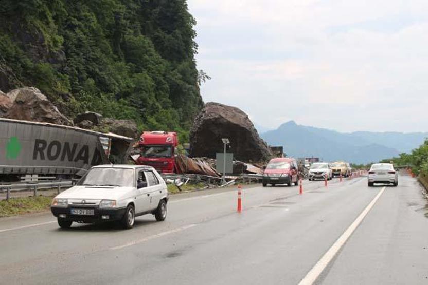 Heyelan sahasındaki TIR kuyruğunda korkulu bekleyiş