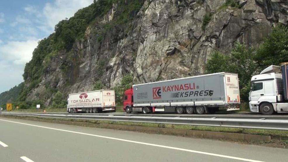 Heyelan sahasındaki TIR kuyruğunda korkulu bekleyiş