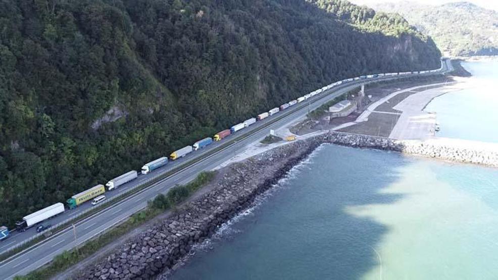 Heyelan sahasındaki TIR kuyruğunda korkulu bekleyiş