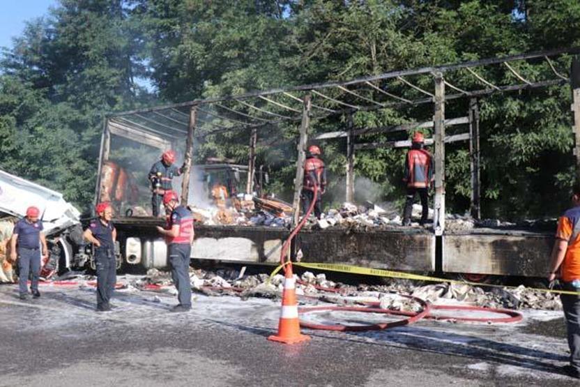 Yanan tırın içinde yaşamını yitiren sürücünün cansız bedeni yaklaşık 2 saat sonra çıkarıldı