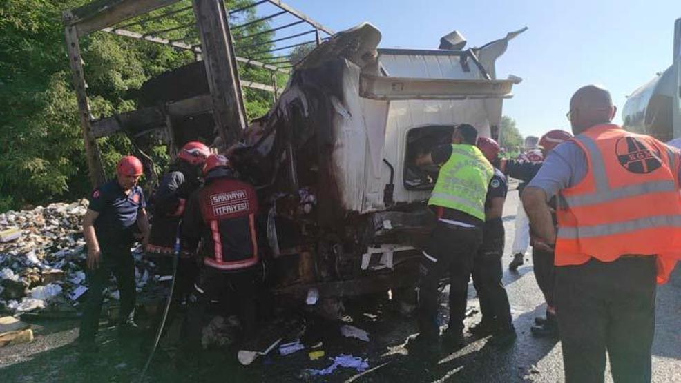 Yanan tırın içinde yaşamını yitiren sürücünün cansız bedeni yaklaşık 2 saat sonra çıkarıldı