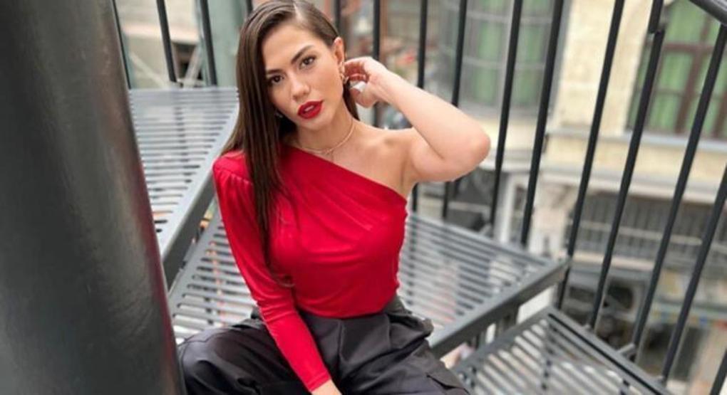 Demet Özdemir çiçekli bikinisiyle poz verdi