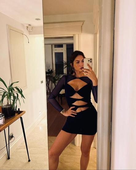 Demet Özdemir çiçekli bikinisiyle poz verdi