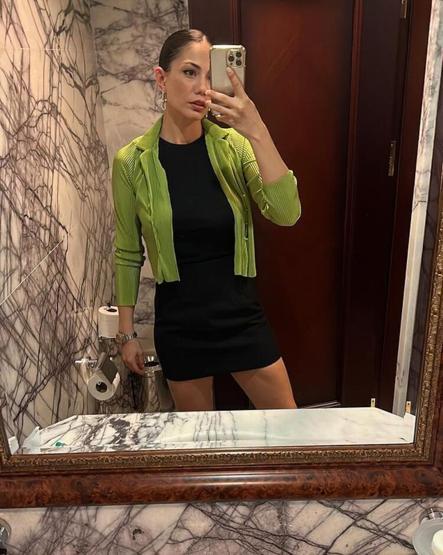 Demet Özdemir çiçekli bikinisiyle poz verdi