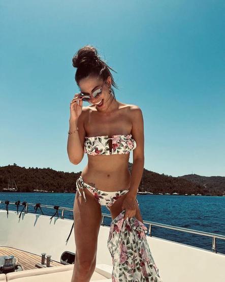 Demet Özdemir çiçekli bikinisiyle poz verdi