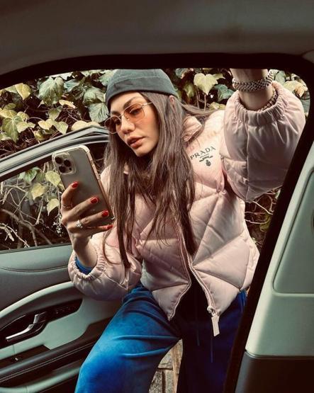 Demet Özdemir çiçekli bikinisiyle poz verdi