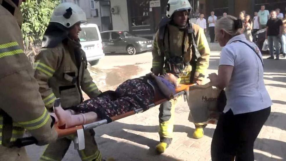 Saniyelerle yarıştılar: 97 yaşındaki kadının alev kapanından kurtuluşu