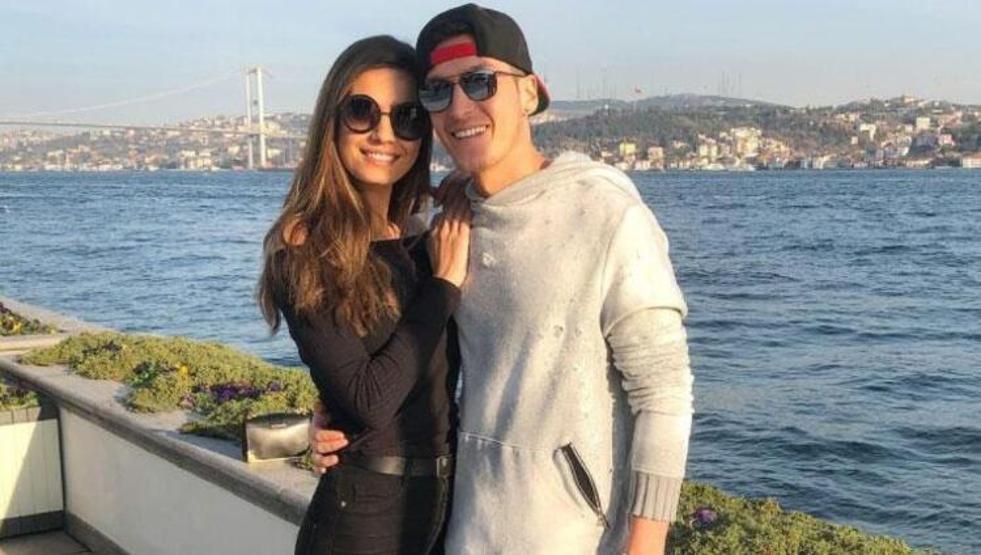 Amine Gülşeden karnı burnunda poz