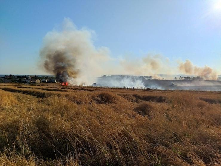 100 ton buğday zarar gördü Silivride tarla alev alev yandı