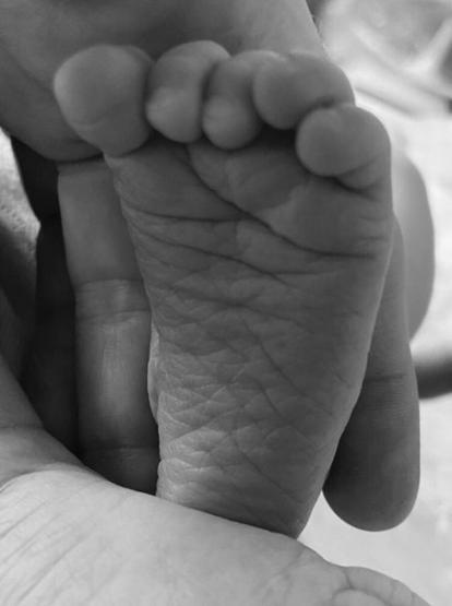 Selahattin Paşalı ve Lara Tümer çifti bebeklerini kucaklarına aldı