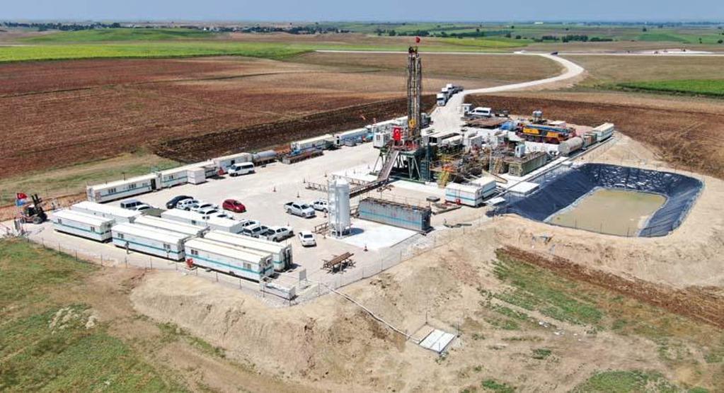 Adanada 358 metrede petrol bulundu Bakan Dönmez yerinde inceledi: Bu bir rekor