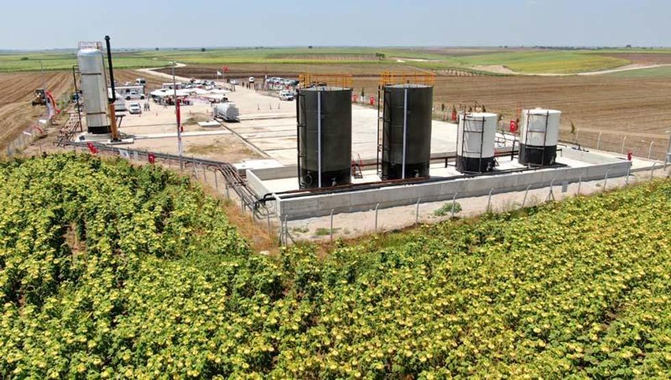 Adanada 358 metrede petrol bulundu Bakan Dönmez yerinde inceledi: Bu bir rekor