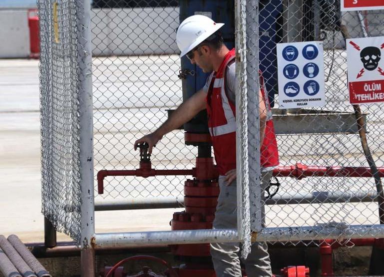 Adanada 358 metrede petrol bulundu Bakan Dönmez yerinde inceledi: Bu bir rekor