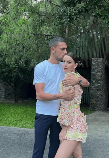 Merih Demiral ve Heidi Lushtaku bir buçuk aylık bebekleriyle tatilde