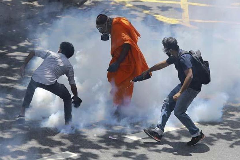 Ekonomik krizin vurduğu Sri Lankada binlerce kişi Devlet Başkanlığı konutuna yürüdü