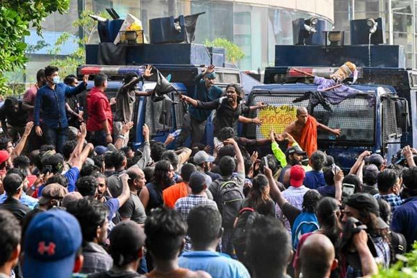 Ekonomik krizin vurduğu Sri Lankada binlerce kişi Devlet Başkanlığı konutuna yürüdü