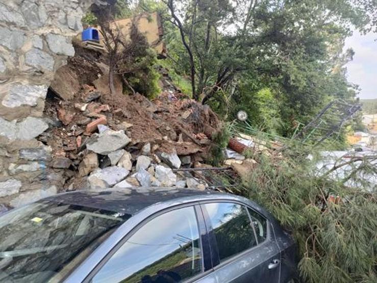 Görüntüler İstanbuldan İstinat duvarı araçların üzerine devrildi
