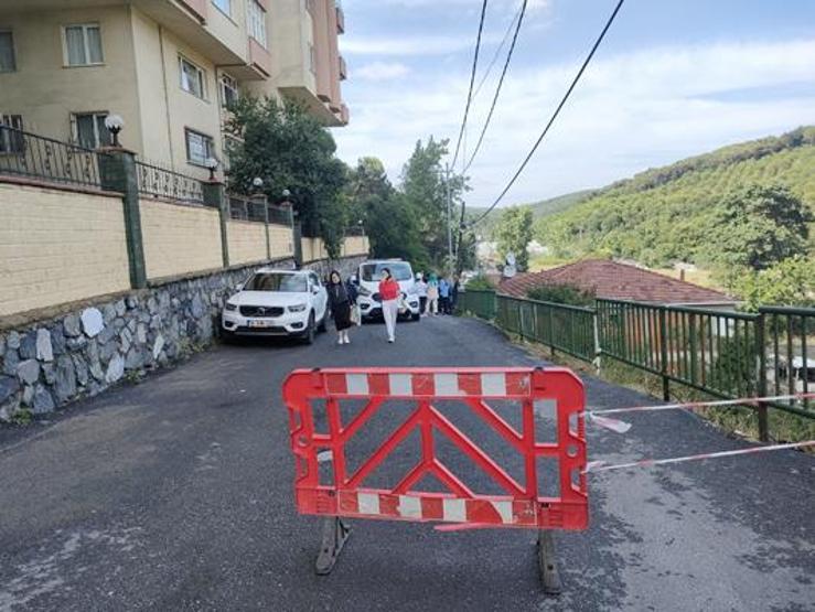 Görüntüler İstanbuldan İstinat duvarı araçların üzerine devrildi