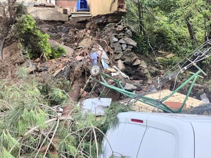 Görüntüler İstanbuldan İstinat duvarı araçların üzerine devrildi