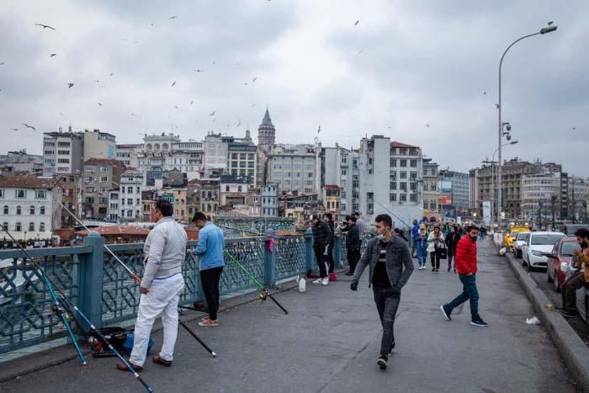 Uzmanından uyarı: Öpüşme ve kucaklaşmalar salgını yaygınlaştırabilir