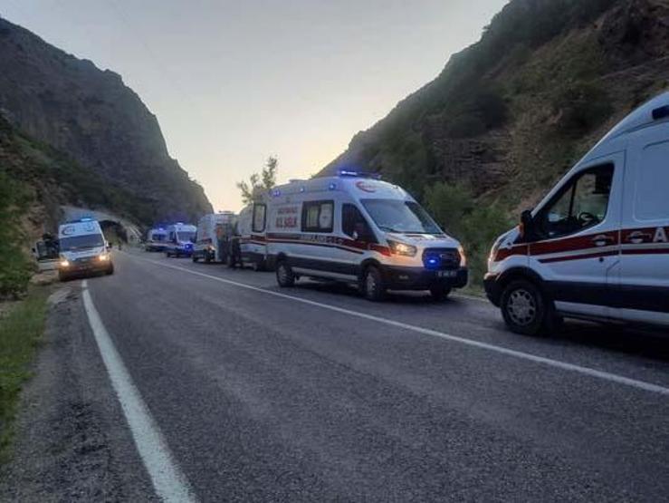 Tunceli’de tur minibüsü uçuruma yuvarlandı: 18 yaralı