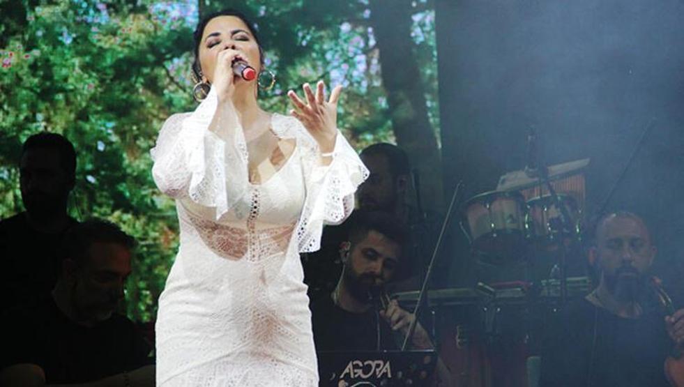 Zara, beyaz elbisesiyle hayran bıraktı
