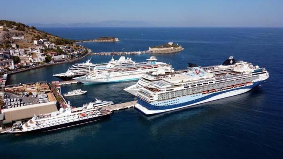Kuşadasında kruvaziyer hareketliliği; 2 günde 16 bin turist geldi