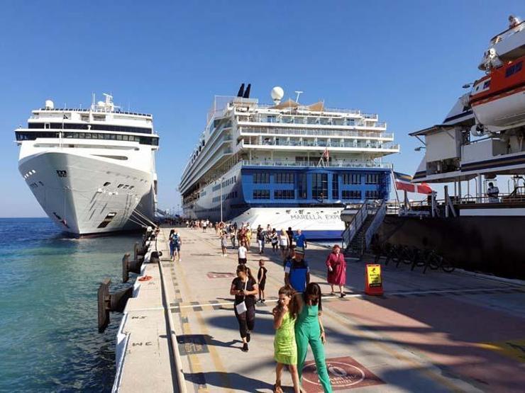Kuşadasında kruvaziyer hareketliliği; 2 günde 16 bin turist geldi