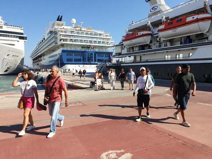 Kuşadasında kruvaziyer hareketliliği; 2 günde 16 bin turist geldi