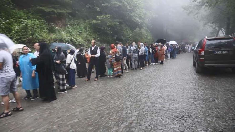 Sümelaya ziyaretçi akını; uzun kuyruklar oluştu