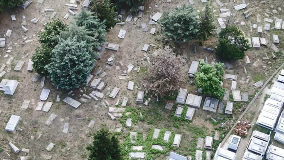 Hasköy Yahudi Mezarlığında mezar taşlarını kırdılar