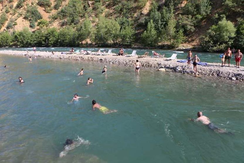 Tunceli’de sıcaklık 40 dereceyi buldu; halk Munzur ve Pülümür çaylarında serinledi