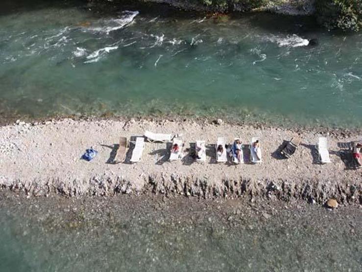 Tunceli’de sıcaklık 40 dereceyi buldu; halk Munzur ve Pülümür çaylarında serinledi