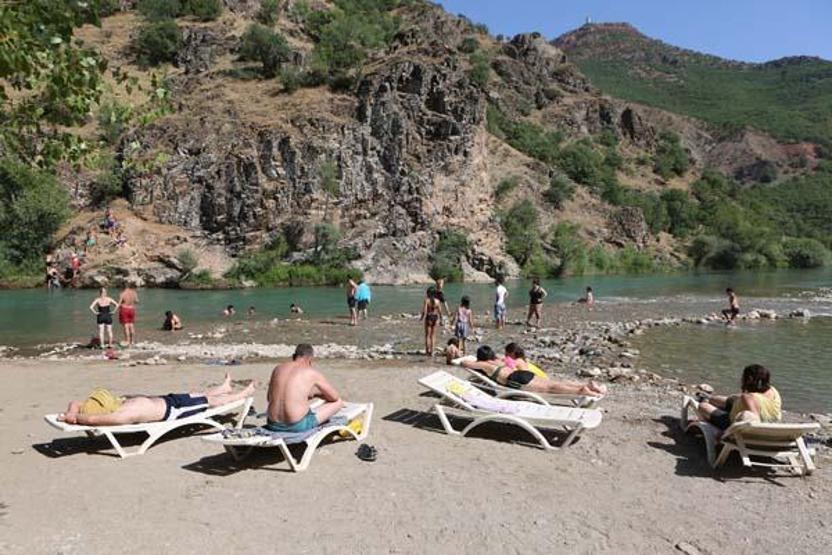 Tunceli’de sıcaklık 40 dereceyi buldu; halk Munzur ve Pülümür çaylarında serinledi